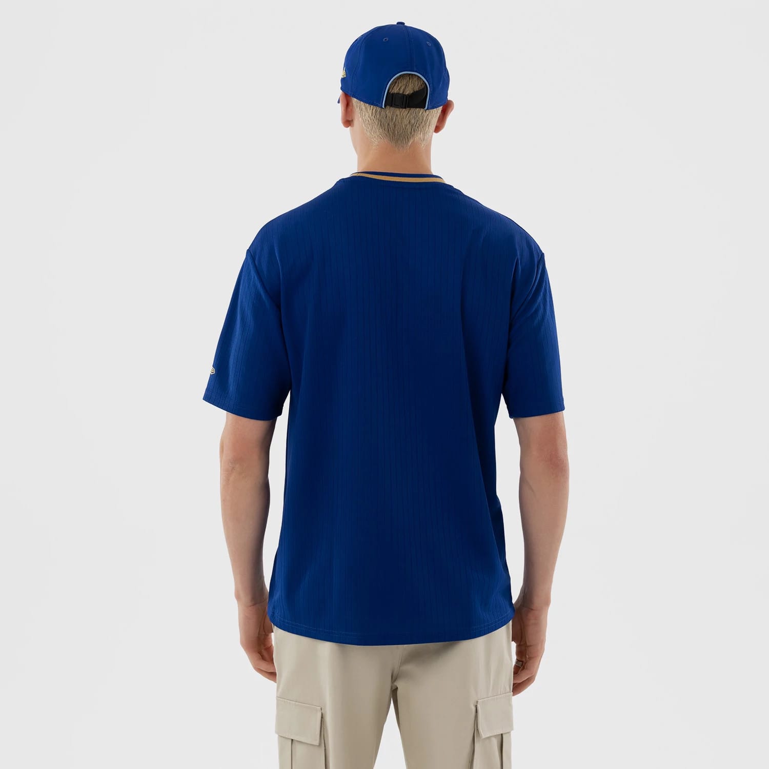 The model is wearing this MLB Kansas City Royals Oversized T-Shirt in blue. 2