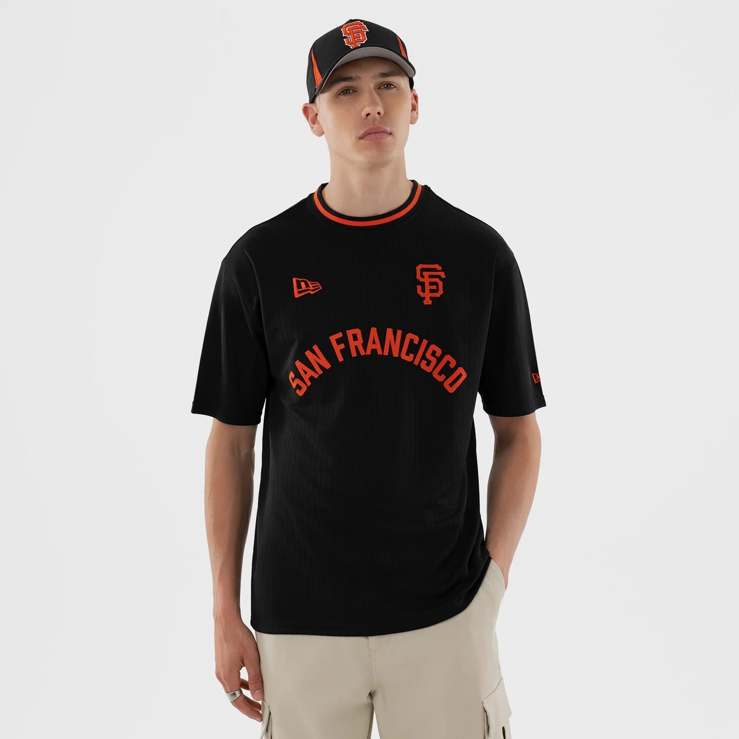 The model is wearing this MLB San Francisco Giants Oversized T-Shirt in black. 1
