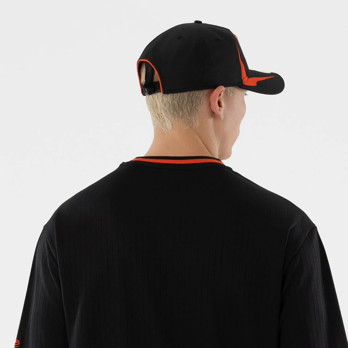 The model is wearing this MLB San Francisco Giants Oversized T-Shirt in black. 7