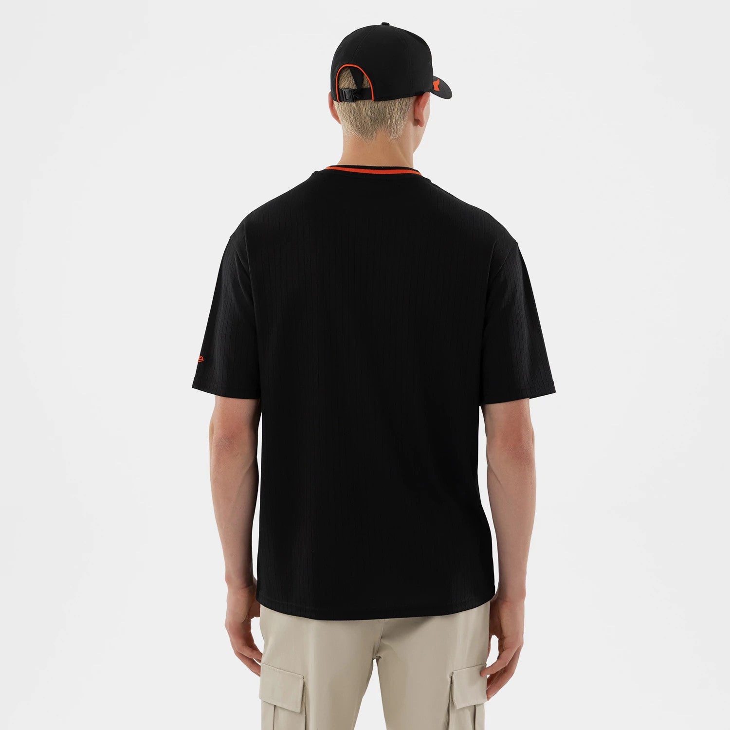 The model is wearing this MLB San Francisco Giants Oversized T-Shirt in black. 2