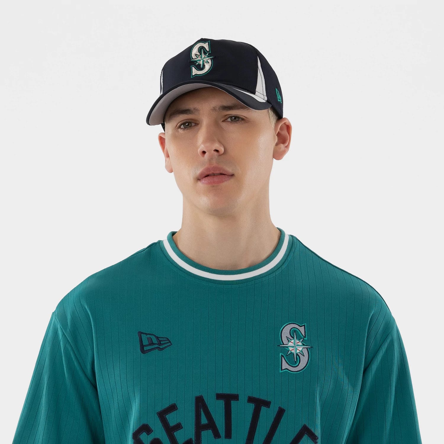 The model is wearing this MLB Seattle Mariners Oversized T-Shirt in green. 3