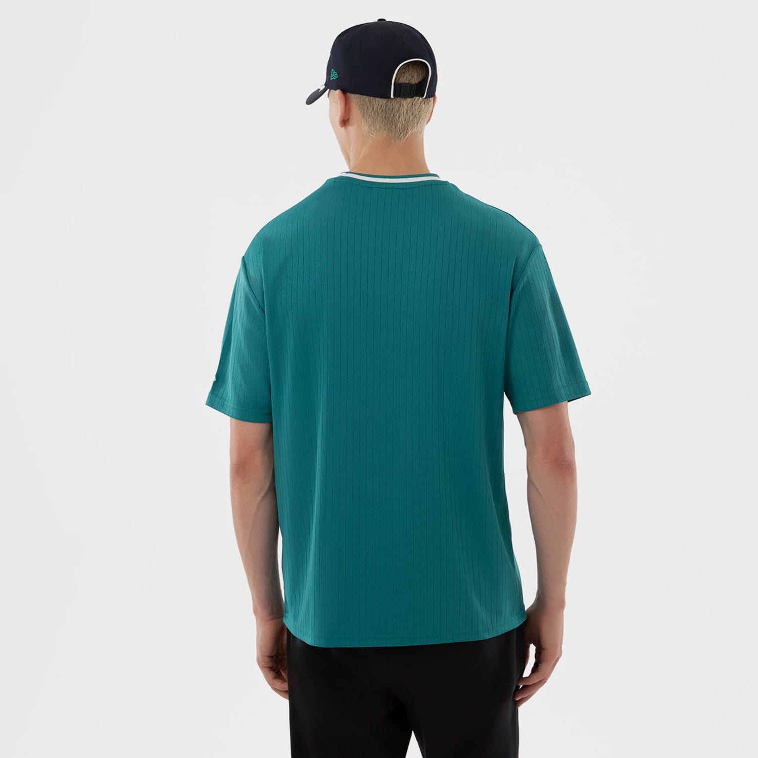 The model is wearing this MLB Seattle Mariners Oversized T-Shirt in green. 2