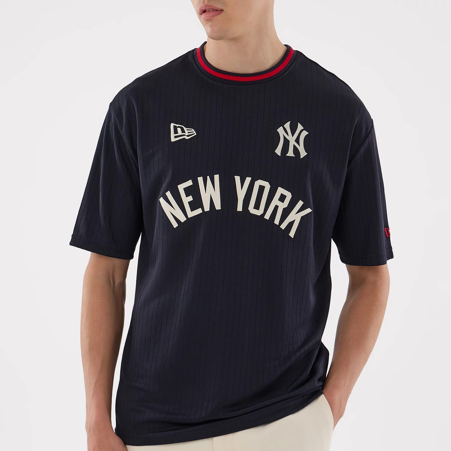The model is wearing this MLB New York Yankees Oversized T-Shirt in navy. 3