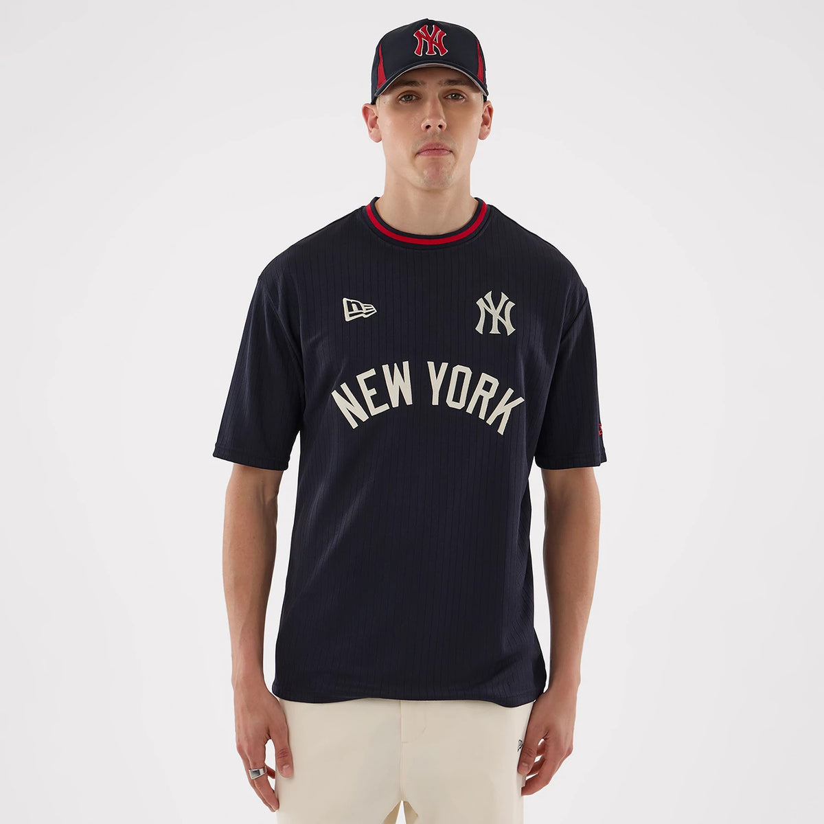 The model is wearing this MLB New York Yankees Oversized T-Shirt in navy. 1