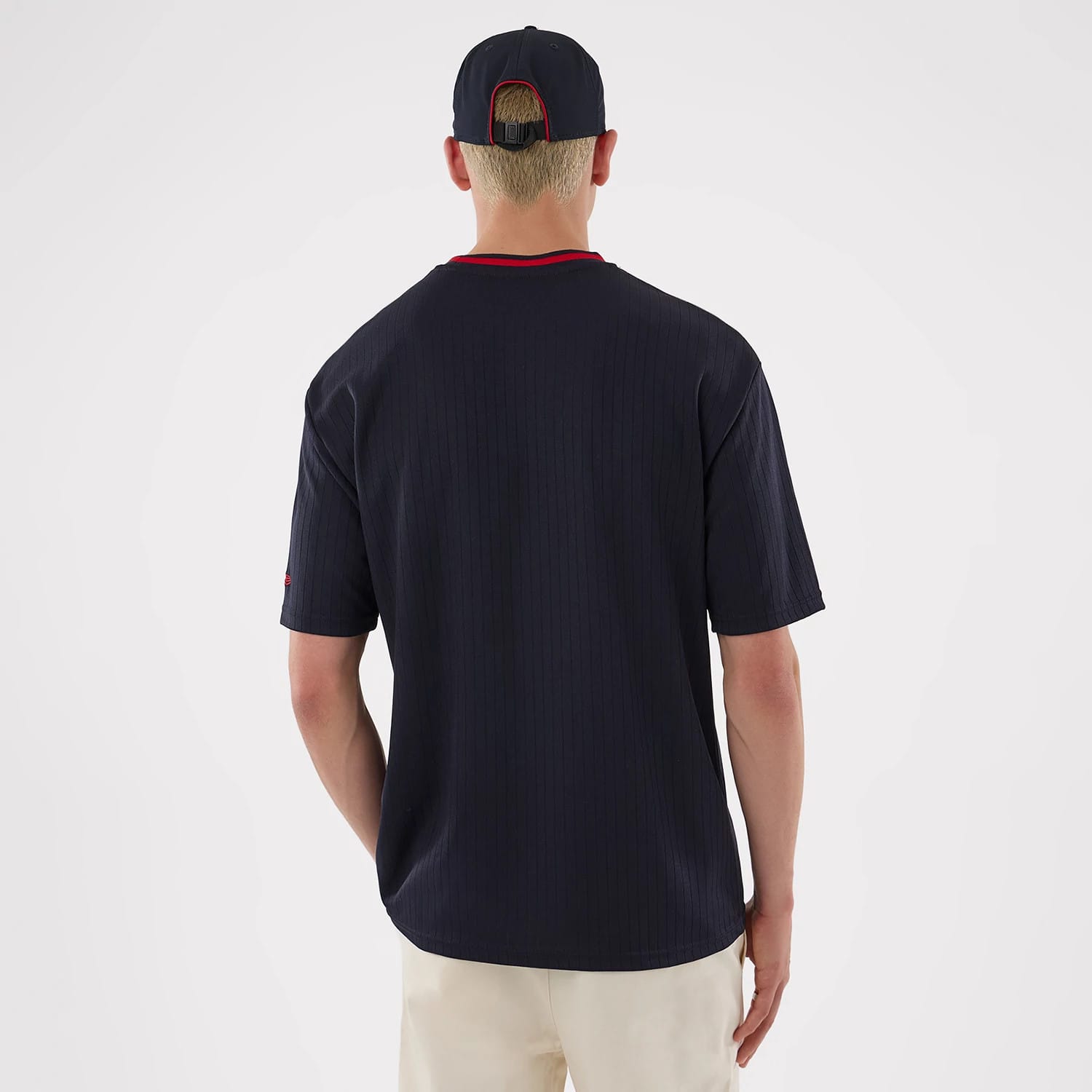 The model is wearing this MLB New York Yankees Oversized T-Shirt in navy. 2