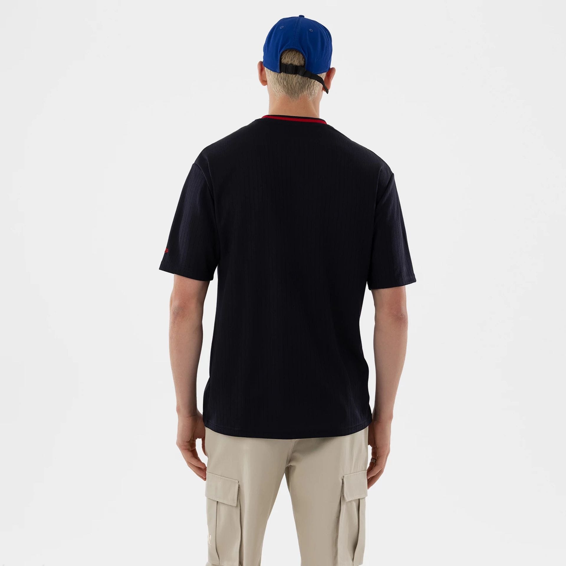 The model is wearing this MLB Toronto Blue Jays T-Shirt in navy. 2