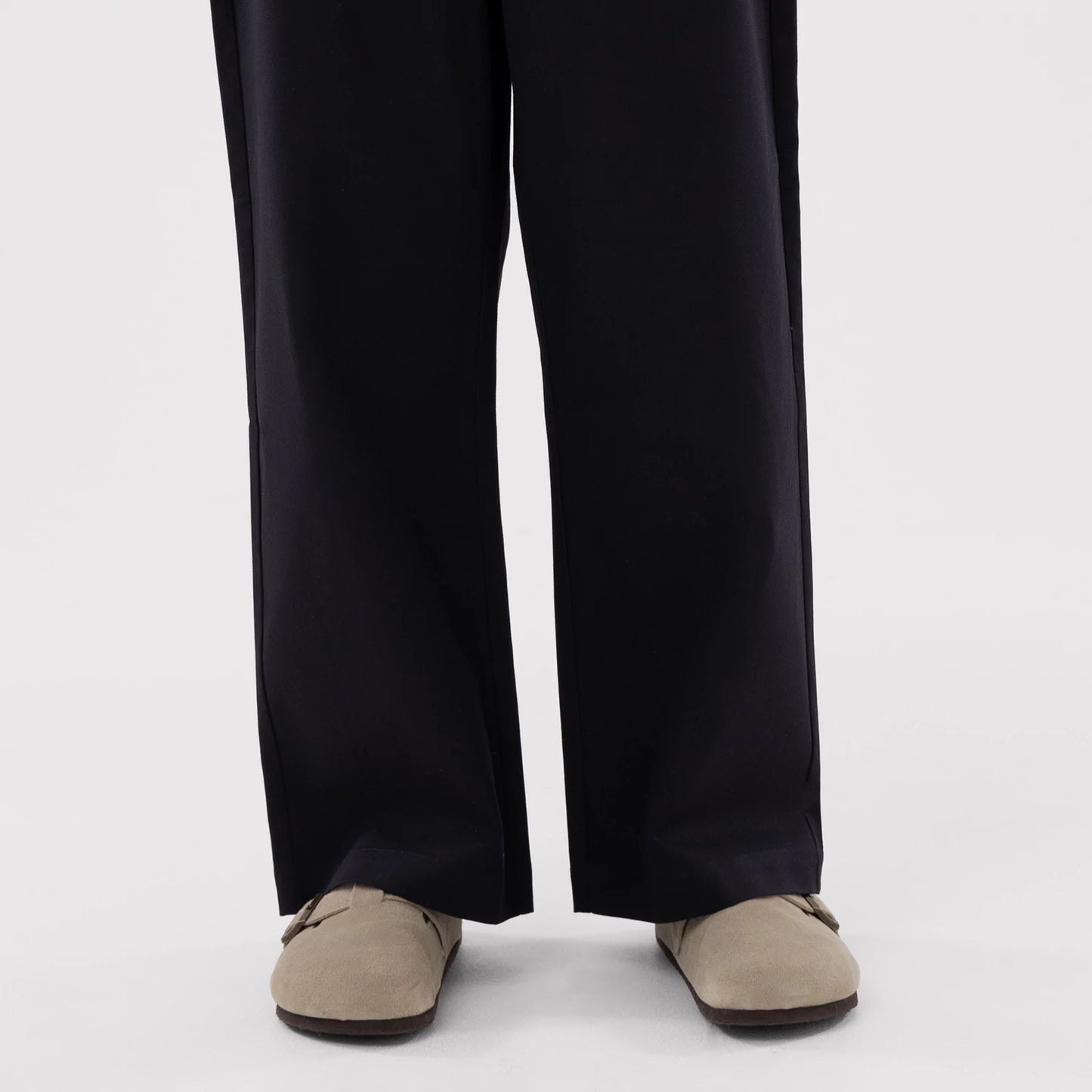 The model is wearing this MLB LA Dodgers Chino Trousers in navy. 7