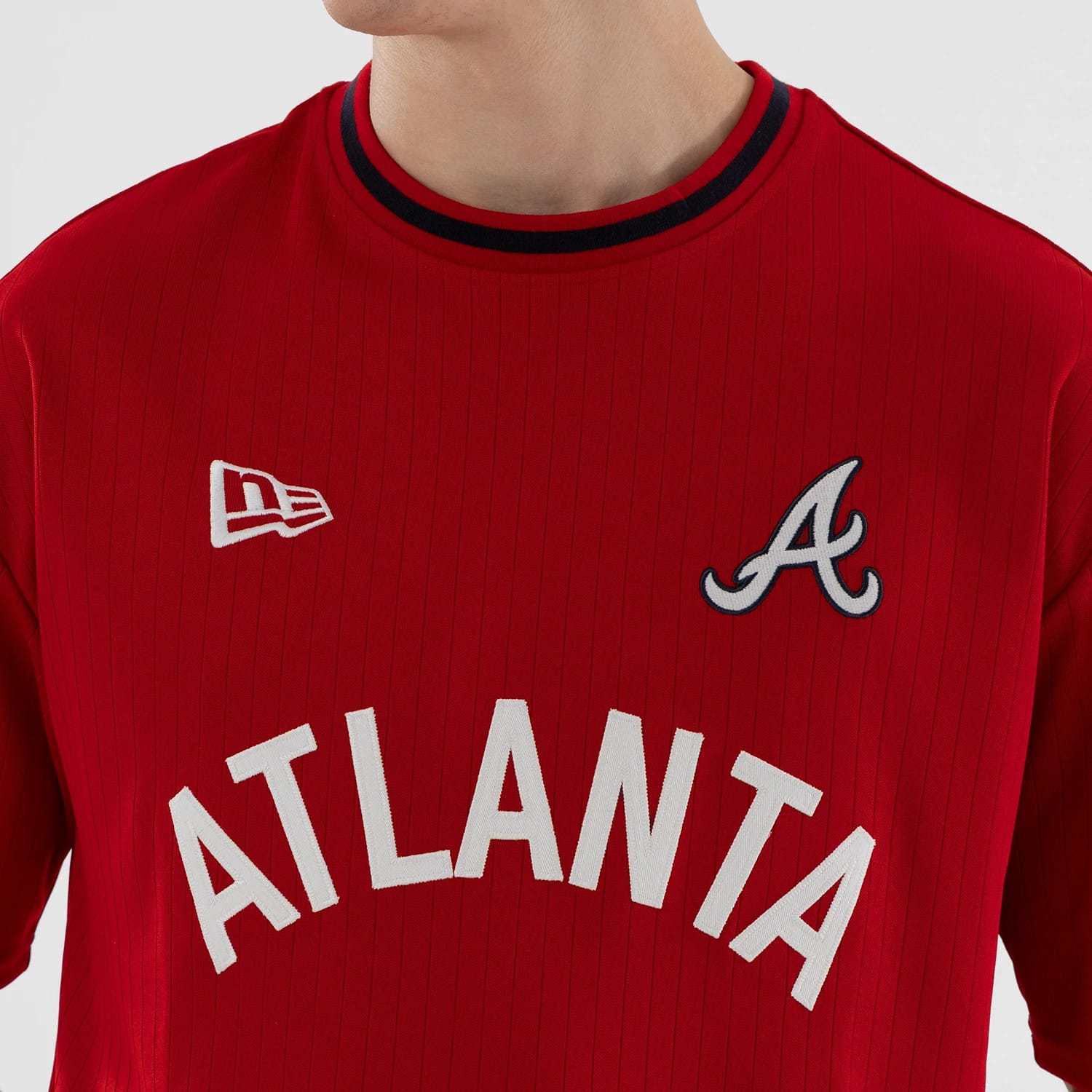 The model is wearing this MLB Atlanta Braves Oversized T-Shirt in red. 4