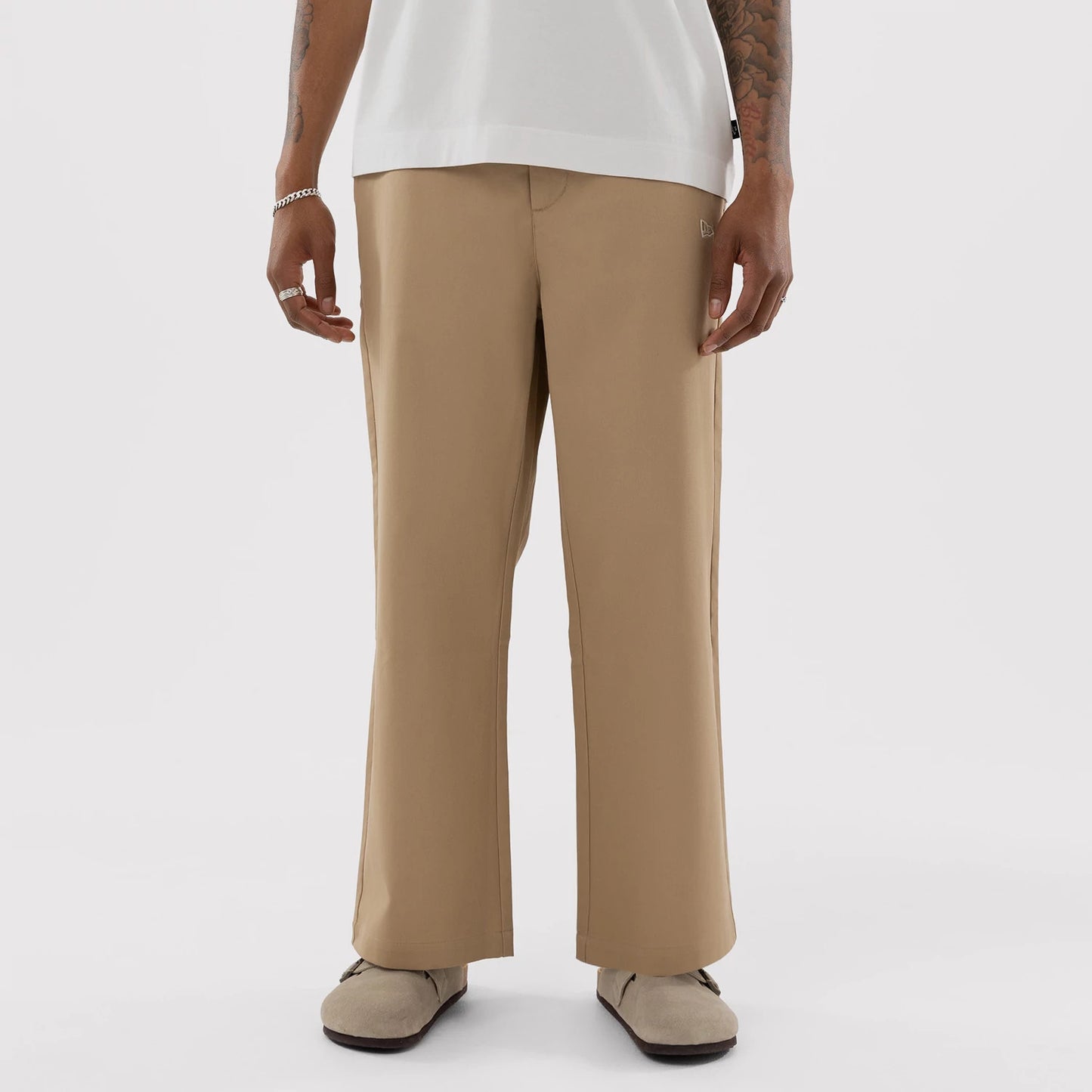 The model is wearing this MLB Athletics Chino Trousers in light beige. 7