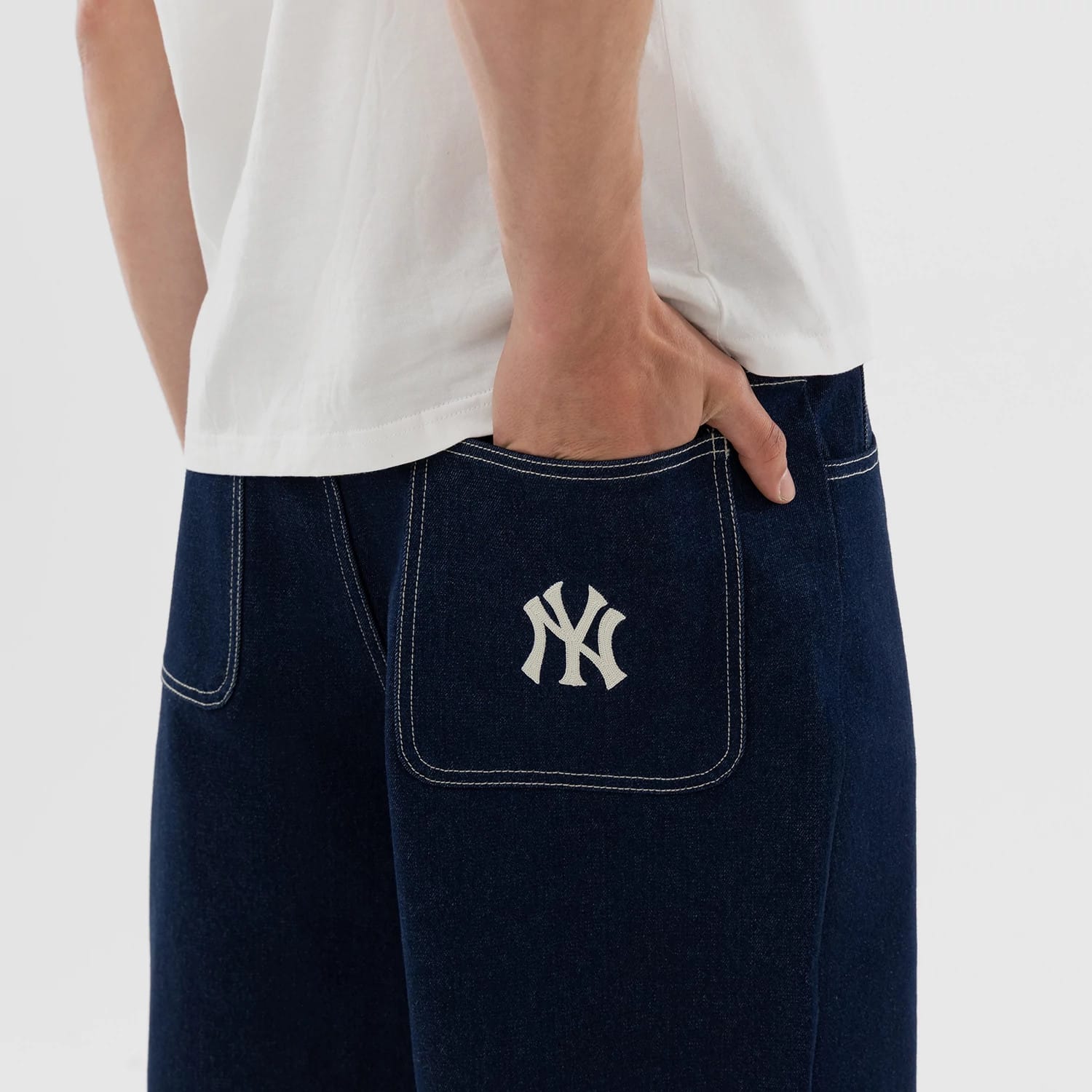 The model is wearing this MLB Jort New York Yankees Oversized Shorts in dark blue. 3