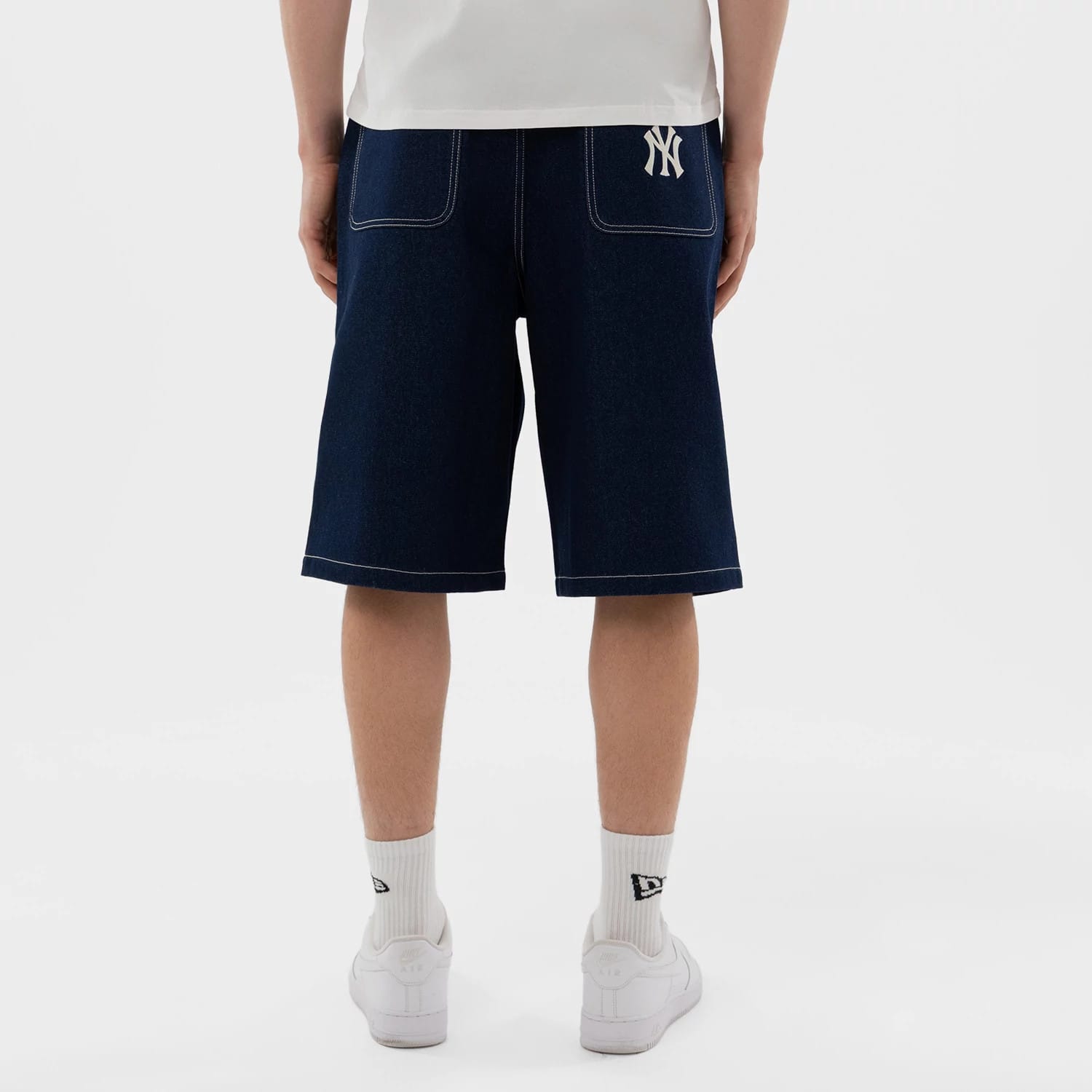 The model is wearing this MLB Jort New York Yankees Oversized Shorts in dark blue. 2