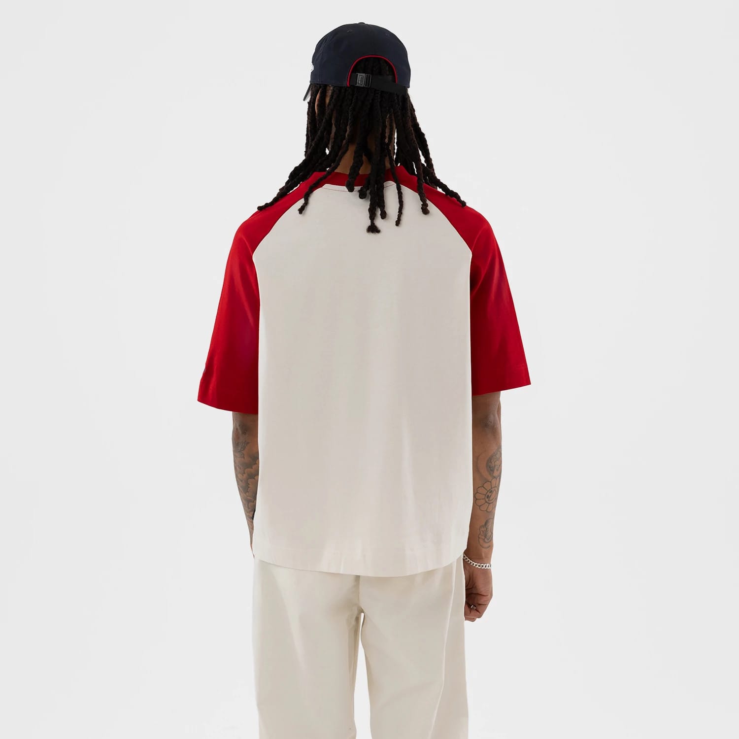The model is wearing this MLB New York Yankees Boxy T-Shirt in open white. 2