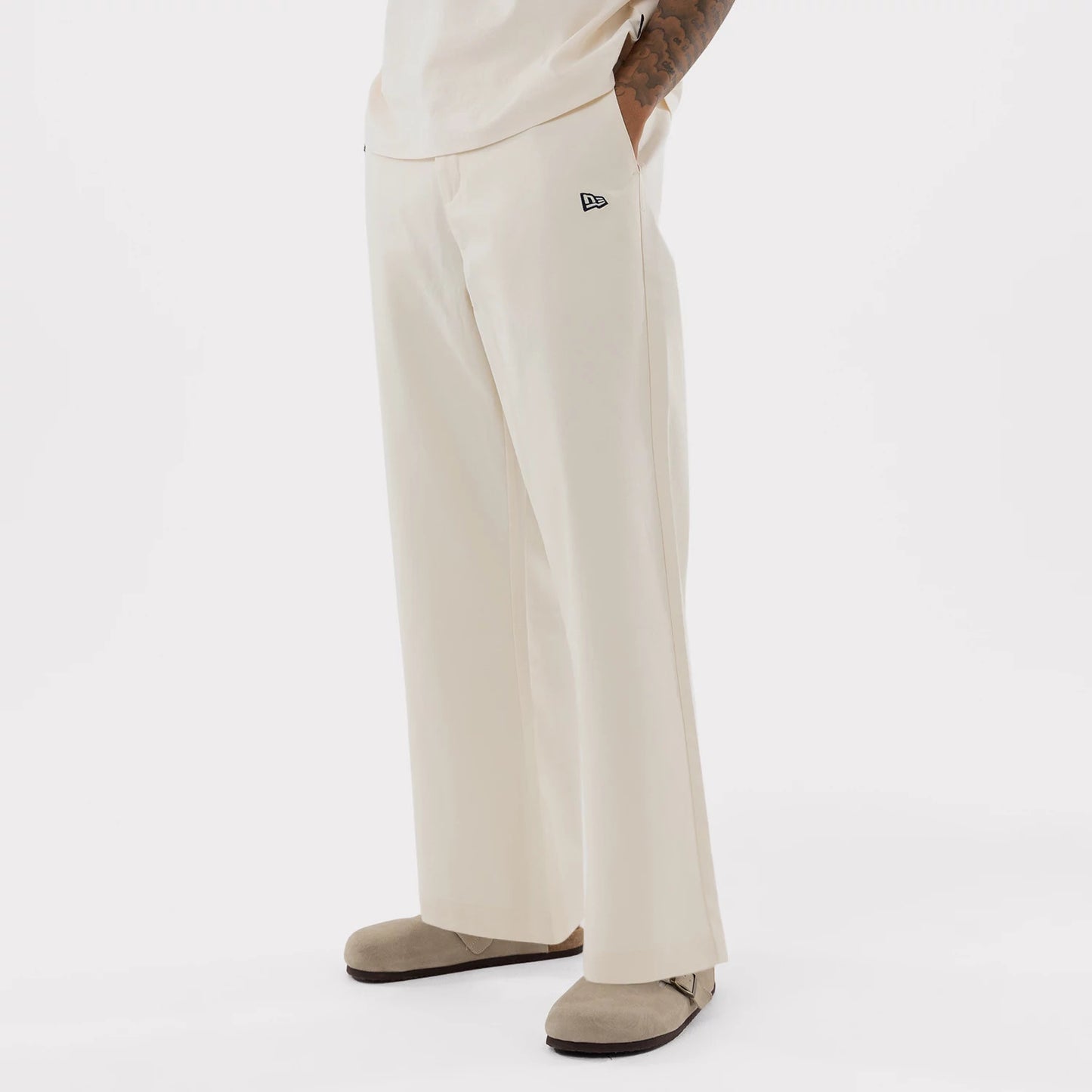The model is wearing this MLB New York Yankees Chino Trousers in Cream. 7