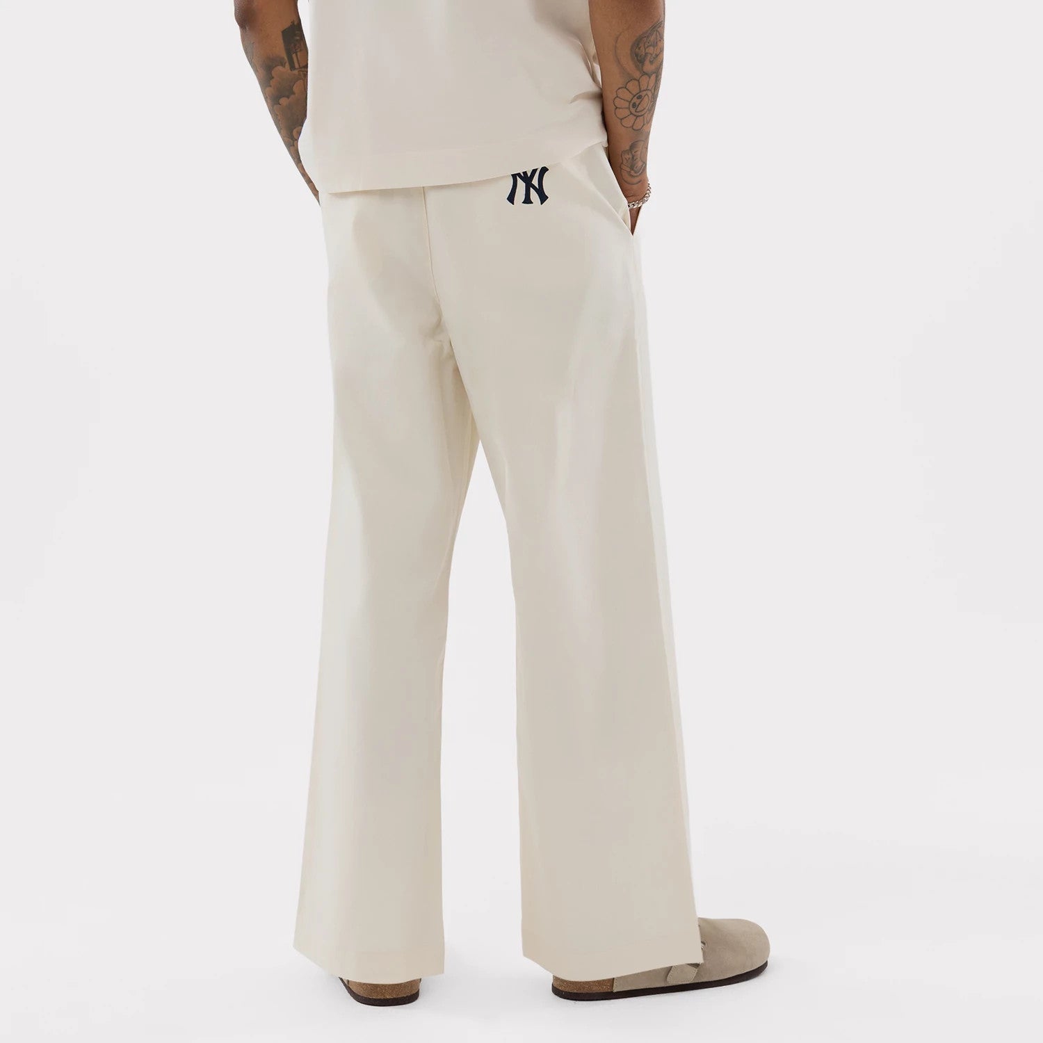 The model is wearing this MLB New York Yankees Chino Trousers in Cream. 2