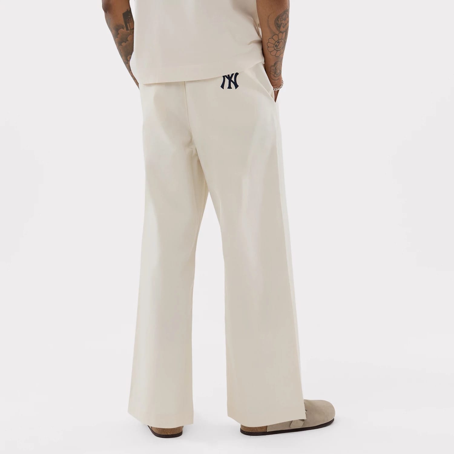 The model is wearing this MLB New York Yankees Chino Trousers in Cream. 2