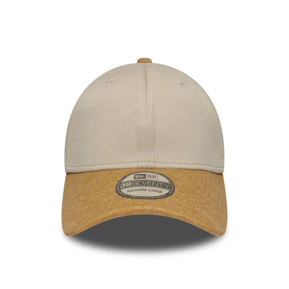 New Era 2 Tone Cream New Era 39SEVENTY Stretch Fit Cap, front view showing the cream-coloured crown with eyelets, a contrasting brown visor, and a 39SEVENTY size sticker, highlighting its structured design and curved visor.