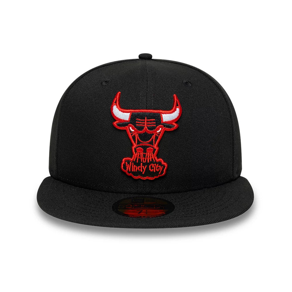 Bulls NBA Hardwood Classic Windy City Black New Era 59FIFTY Fitted Cap, front view showing the raised red and white embroidered Bulls logo with Windy City text on the black front panel, flat black visor and gold 59FIFTY size sticker.