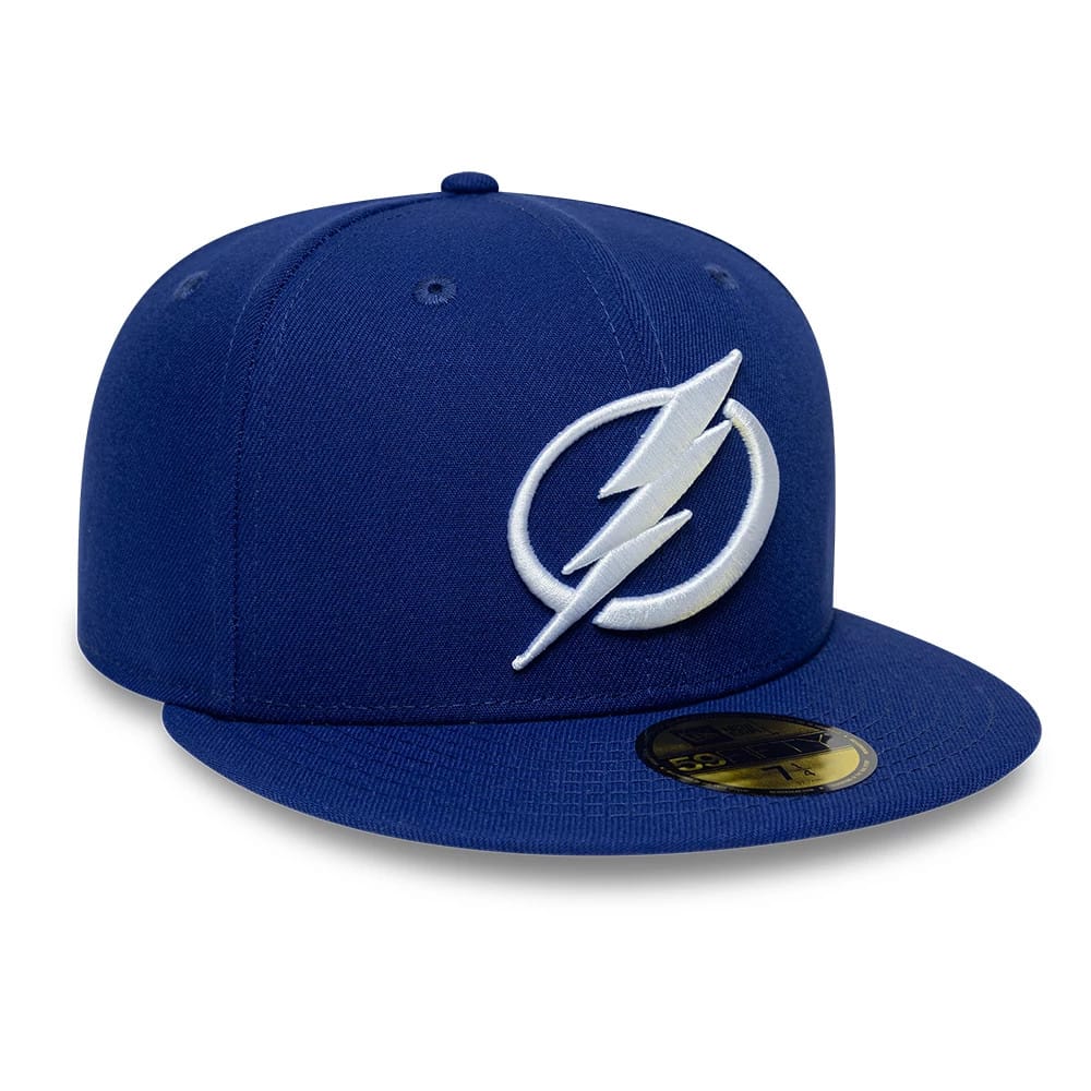 Tampa Bay Lightning NHL Basic Dark Blue New Era 59FIFTY Fitted Cap, front view showing a white embroidered logo on the structured dark blue front panels, complemented by a flat dark blue visor and a gold 59FIFTY size sticker.
