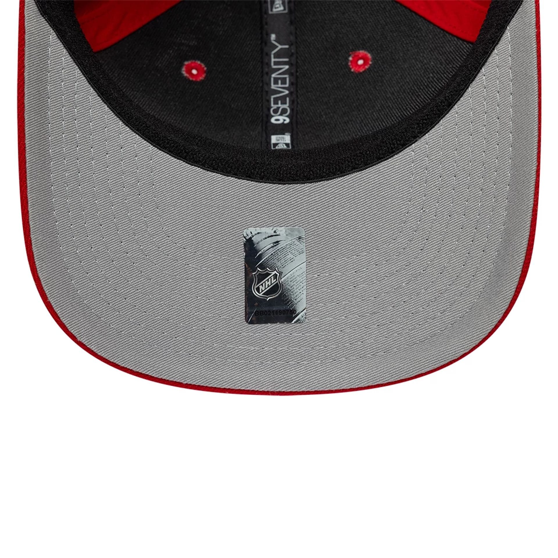 Pictured is this NHL Team Chicago Blackhawks 9SEVENTY Stretch Snap cap in red. 2