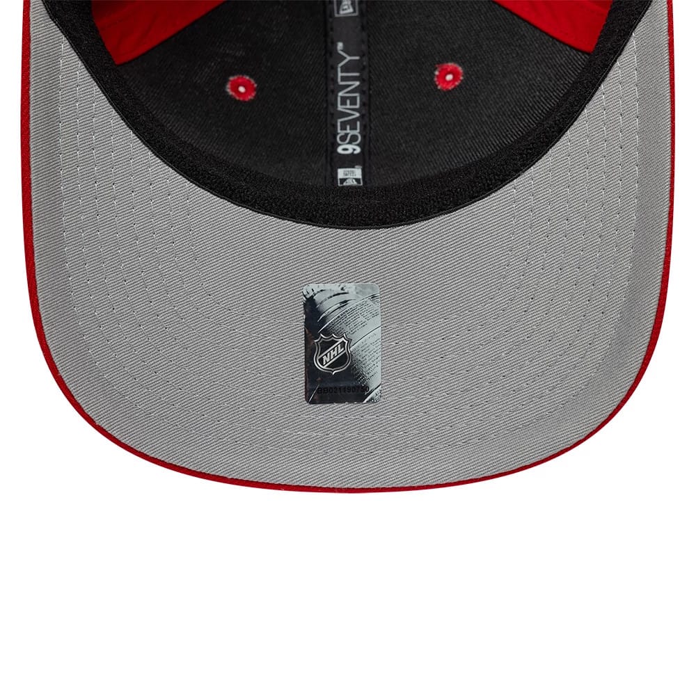 Pictured is this NHL Team Chicago Blackhawks 9SEVENTY Stretch Snap cap in red. 2