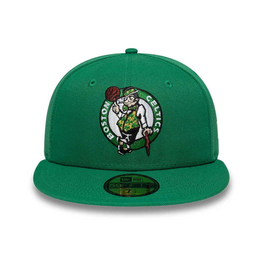 Boston Celtics NBA Basic Green New Era 59FIFTY Fitted Cap, front view showing the raised embroidered team logo on the structured green crown, with eyelets and a top button, and a gold 59FIFTY size sticker on the flat green visor.