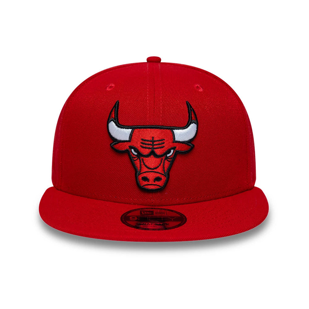 Chicago Bulls NBA Red New Era 9FIFTY Snapback Adjustable Cap, front view showing the black outlined Chicago Bulls logo embroidered on the structured red crown, with a flat red visor featuring a 9FIFTY size sticker on top.