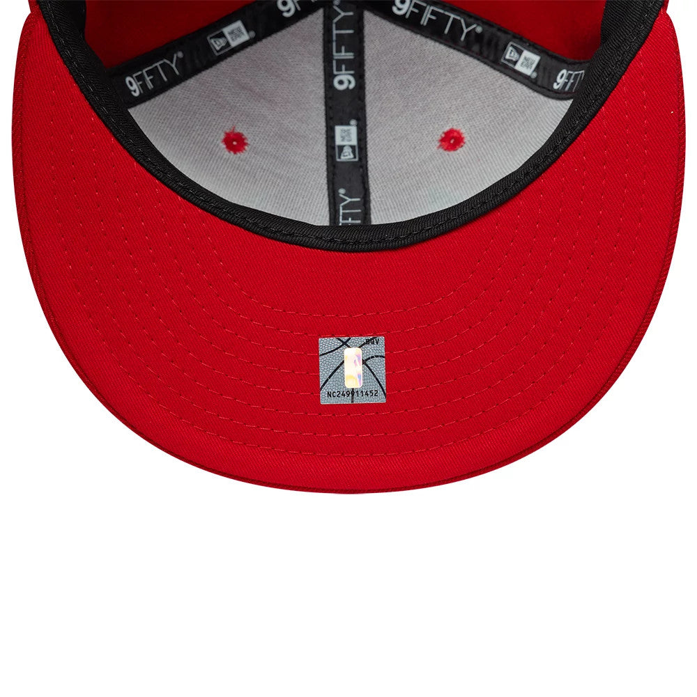Chicago Bulls NBA Red New Era 9FIFTY Snapback Adjustable Cap, inside view showing black taping with white 9FIFTY lettering, a grey sweatband lining, and a red undervisor with a holographic sticker at the centre.