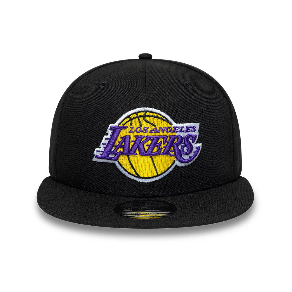 LA Lakers NBA Core Black New Era 9FIFTY Snapback Adjustable Cap, front view showing the purple and gold Lakers logo embroidered on the black front panel, with a flat black visor and a 9FIFTY size sticker on top.