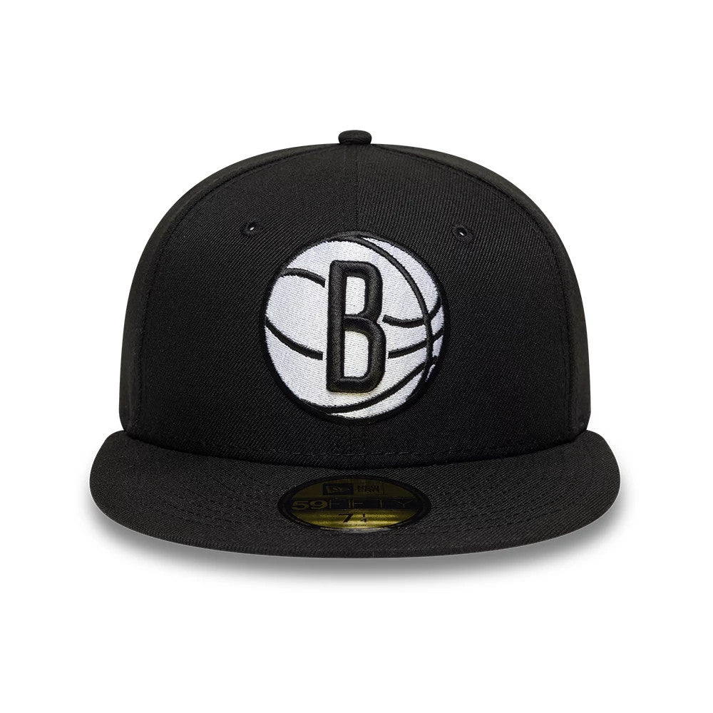Brooklyn Nets NBA Basic Black New Era 59FIFTY Fitted Cap, front view showing the raised embroidered white and black basketball logo on the centre of the structured black crown, with a flat visor and gold 59FIFTY size sticker on the visor.