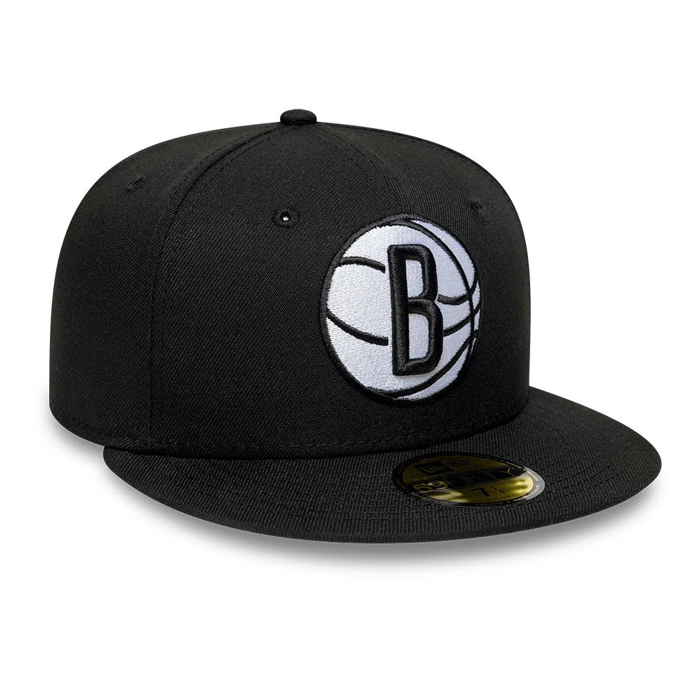 Brooklyn Nets NBA Basic Black New Era 59FIFTY Fitted Cap, front view showing a white and black embroidered B logo on the front panel, a flat black visor with a gold 59FIFTY size sticker, and a structured black crown with matching eyelets.