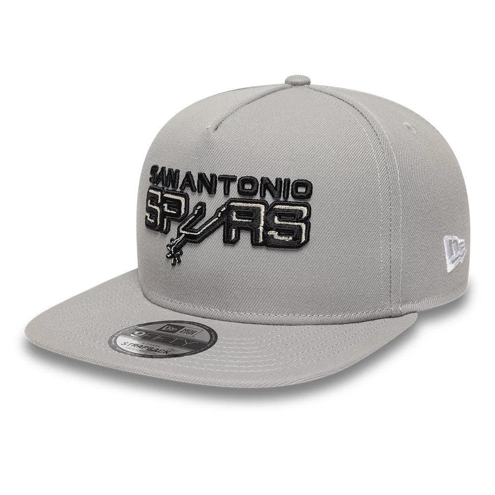 San Antonio Spurs NBA Hardwood Classic Grey New Era 9FIFTY A-Frame Snapback Adjustable Cap, three-quarter view showing raised black embroidered lettering on the front panel, grey flat visor with a 9FIFTY size sticker.