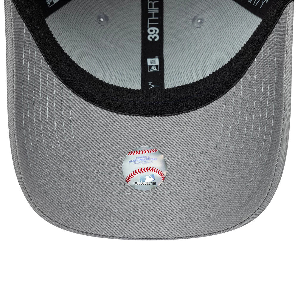 New York Yankees MLB Neo Grey New Era 39THIRTY Stretch Fit Cap, inside view showing the black sweatband, grey undervisor with stitching, and a round holographic sticker featuring a baseball design and MLB logo in the centre.
