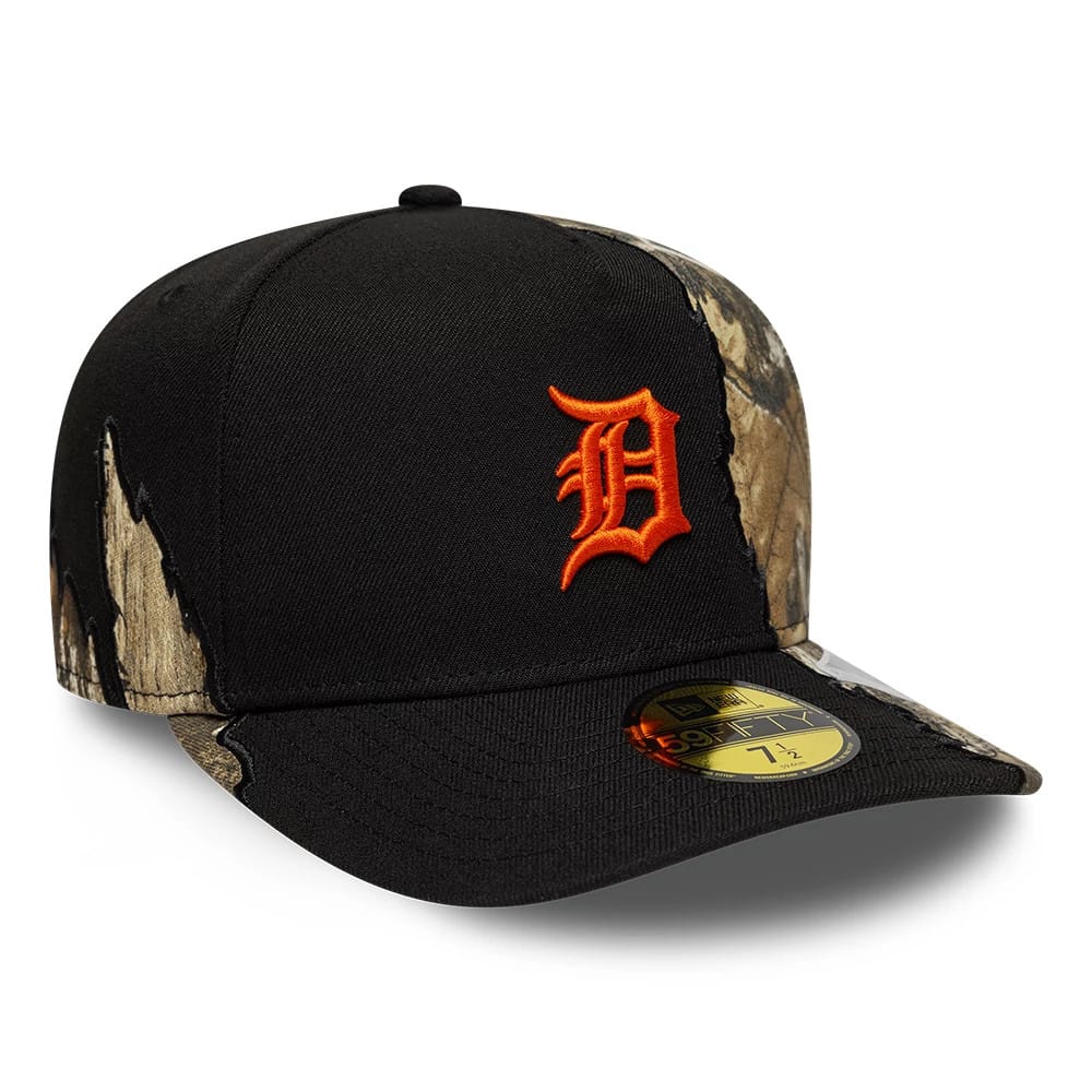 Detroit Tigers MLB Split Realtree Black New Era 59FIFTY A-Frame Fitted Cap, three-quarter view showing the raised orange embroidered D logo on the front panels, black flat visor with a gold 59FIFTY size sticker, and camo pattern on the side panels.