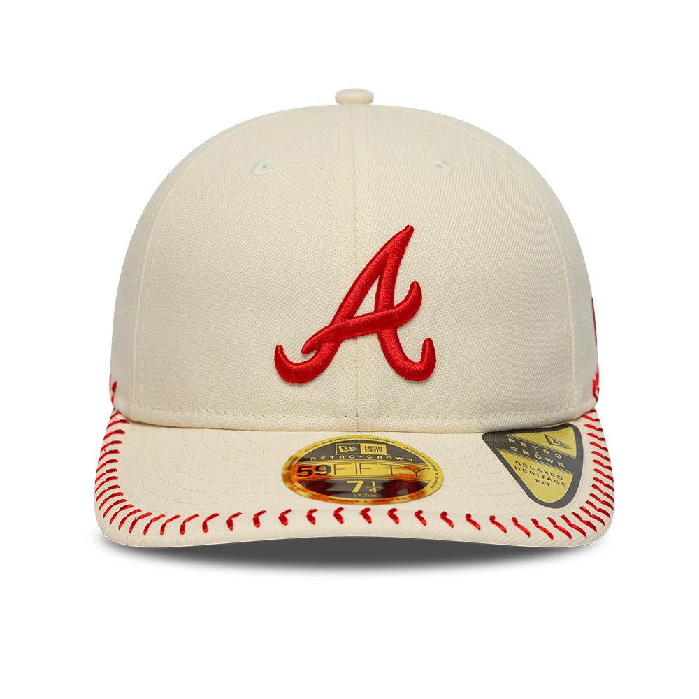 Atlanta Braves MLB Baseball Stitch Cream Retro Crown New Era 59FIFTY Fitted Cap, front view showing a raised red embroidered A logo on the cream crown, with baseball stitch details on the visor and a gold 59FIFTY size sticker.