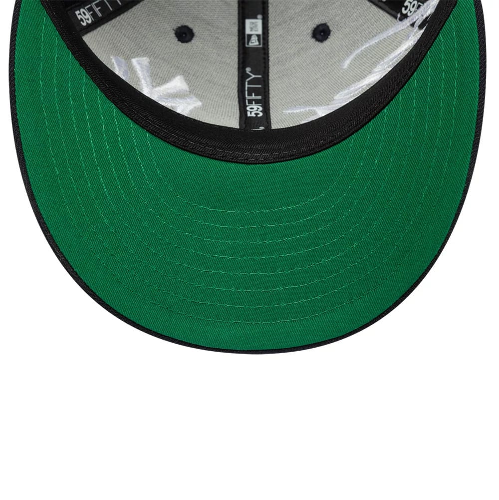 Pictured is this MLB Side Script New York Yankees Low Profile 59FIFTY Fitted cap in navy. 2