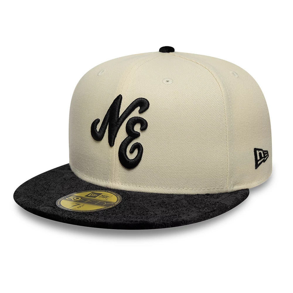 Pictured is this New Era Paisley Visor 59FIFTY Fitted cap in light beige. 1
