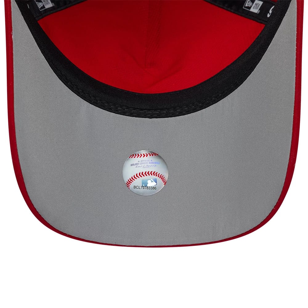 Atlanta Braves MLB Panel Red New Era 9TWENTY A-Frame Adjustable Cap, inside view showing the red sweatband contrasting with the grey undervisor, featuring a centralised round MLB authenticity sticker on the undervisor.