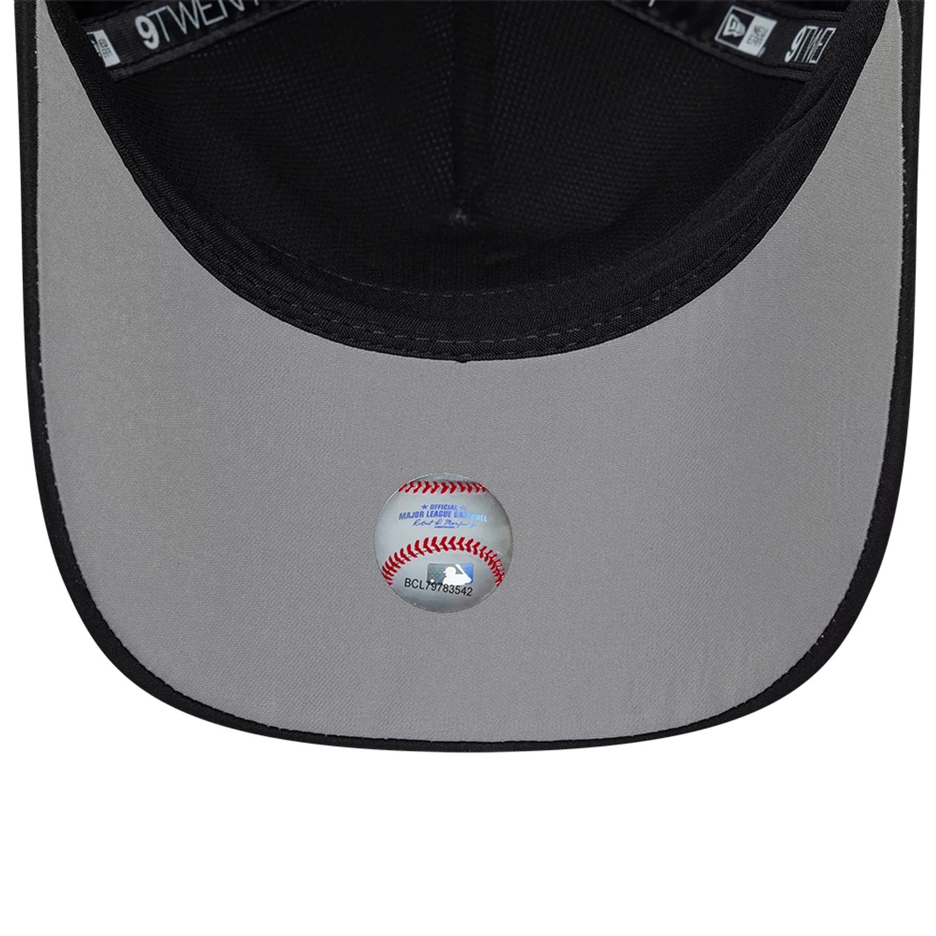 Pictured is this MLB Panel San Francisco Giants 9TWENTY A-Frame cap in black. 2