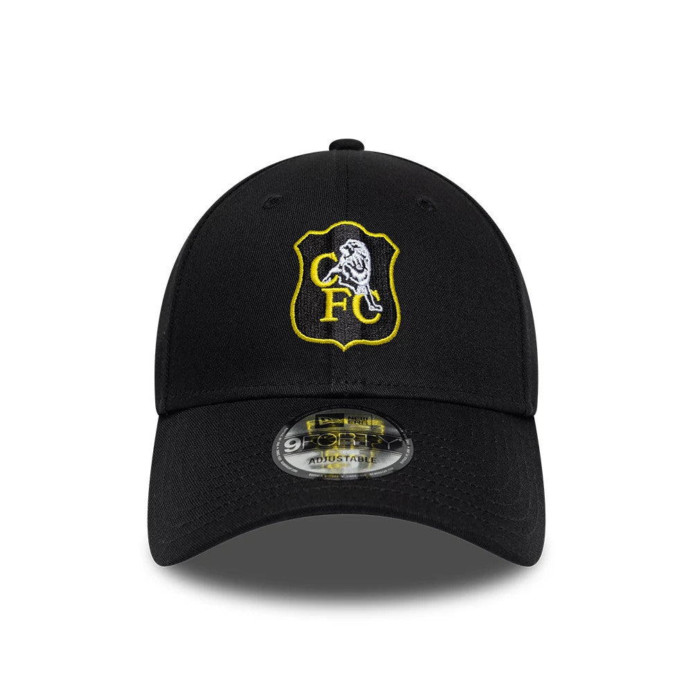 Chelsea FC Lion Crest Retro Goal Keeper Black New Era 9FORTY Adjustable Cap, front view showing a yellow and white embroidered lion crest logo on the structured black crown, with a curved visor and 9FORTY size sticker on top.