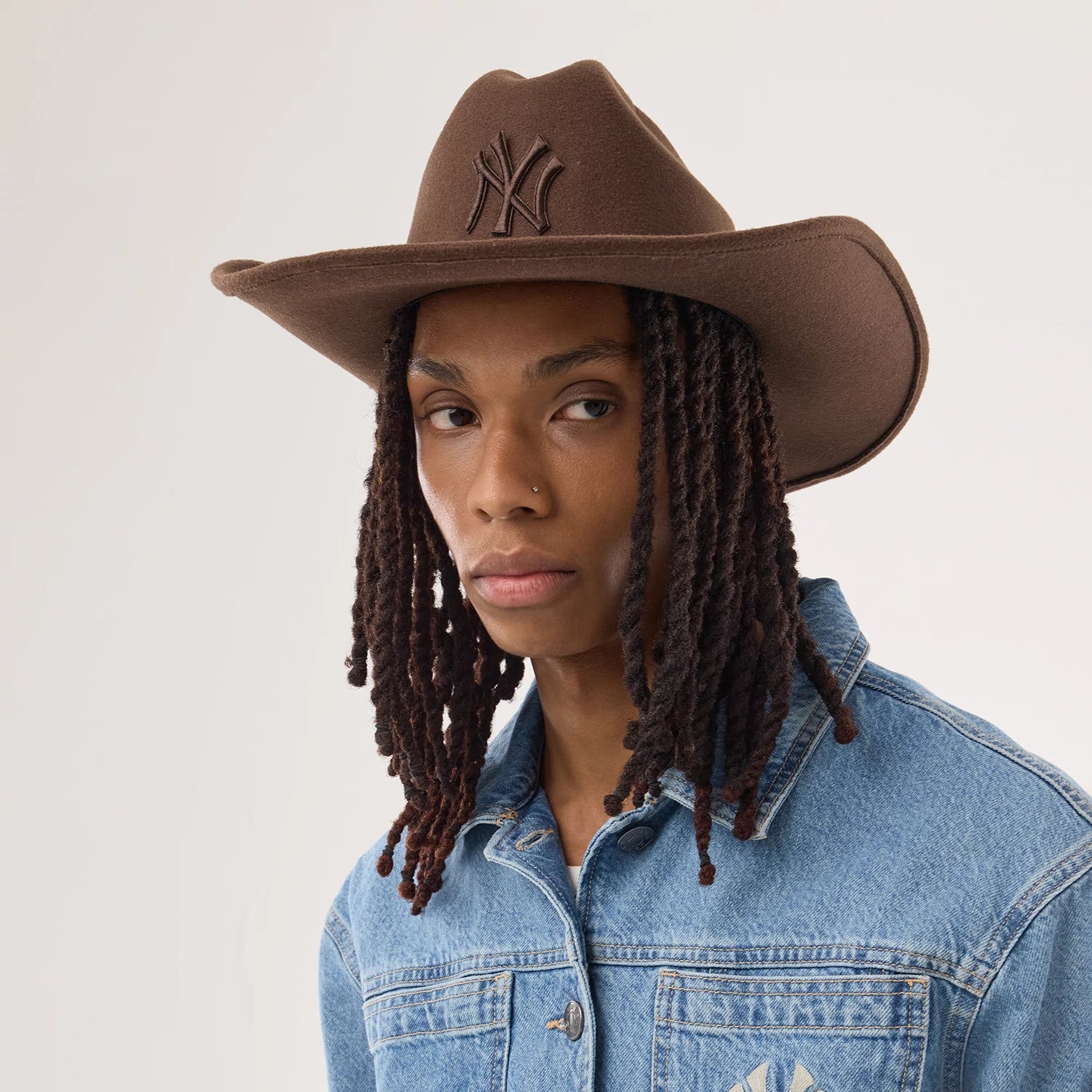 Pictured is this MLB New York Yankees Wide Brim Fedora Cowboy hat in dark brown. 1