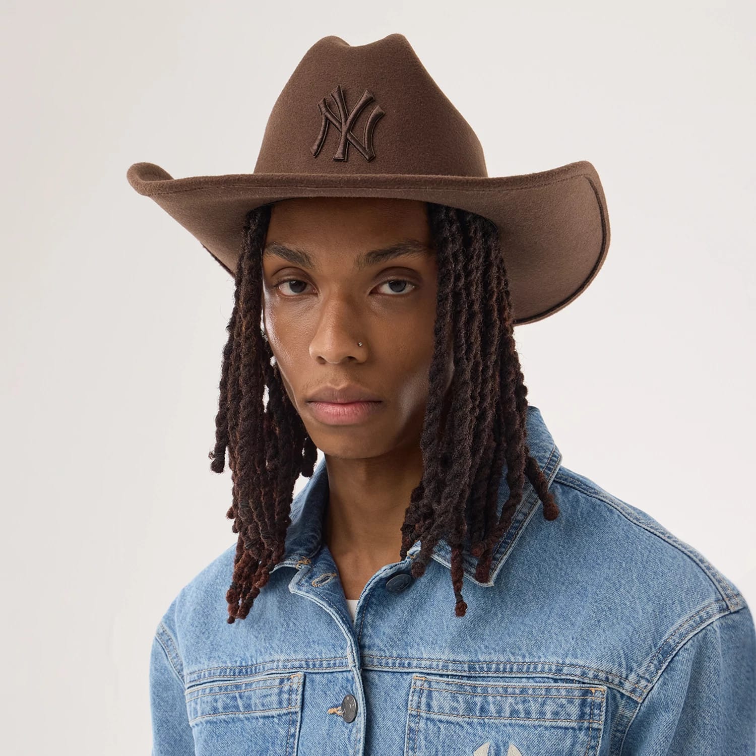 Pictured is this MLB New York Yankees Wide Brim Fedora Cowboy hat in dark brown. 2