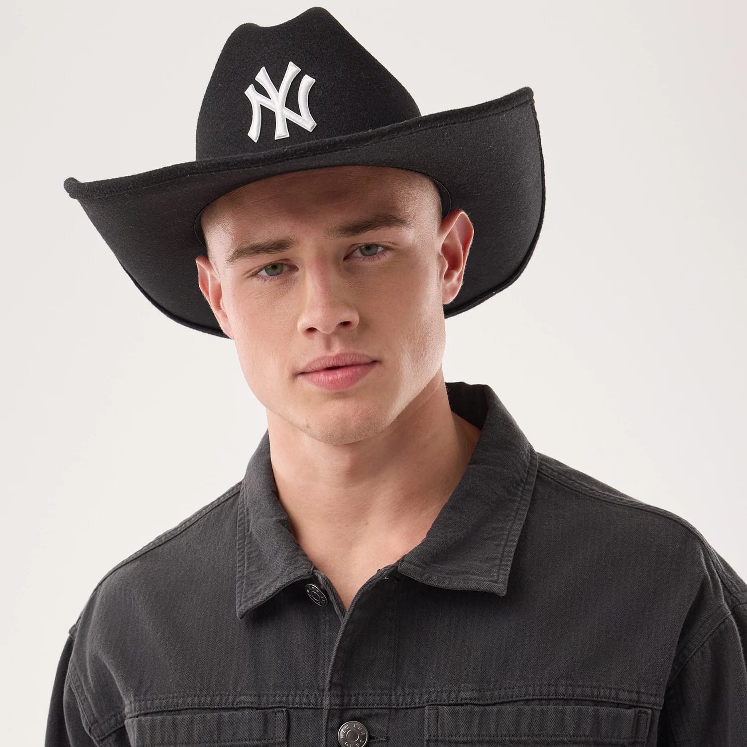 Pictured is this MLB New York Yankees Wide Brim Fedora Cowboy hat in black. 1