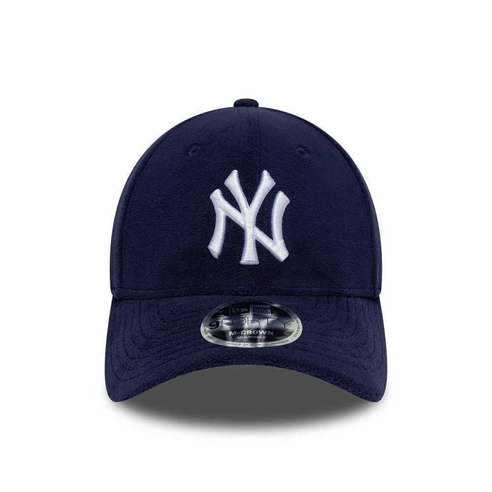 New York Yankees MLB Fleece Navy New Era 9FORTY M-Crown Adjustable Cap, front view showing the white raised embroidered NY logo on the structured navy fleece crown, with a navy curved visor featuring a 9FORTY size sticker at the centre.