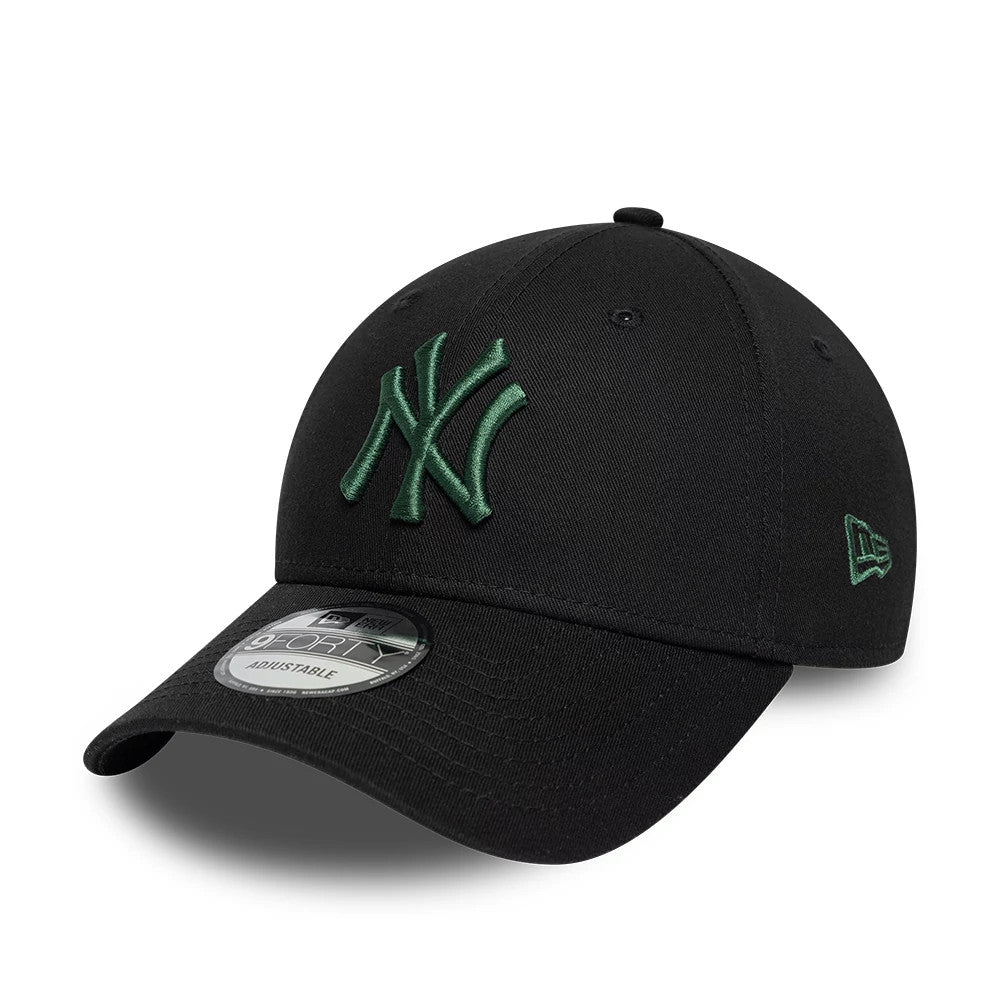 New York Yankees MLB League Essential Black New Era 9FORTY Adjustable Cap, front view showing a raised green NY logo embroidered on the black front panel, complemented by a black curved visor featuring a 9FORTY size sticker.
