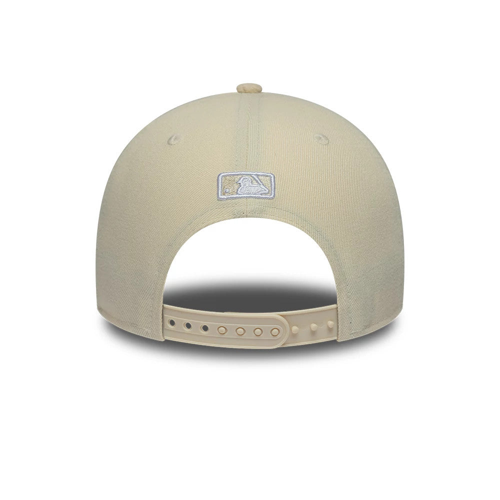 New York Mets MLB Cord Visor Light Beige New Era 9FORTY M-Crown Adjustable Cap, rear view showing the flat embroidered grey MLB Batterman logo at the centre back, with a light beige snapback closure and a rounded structured crown.
