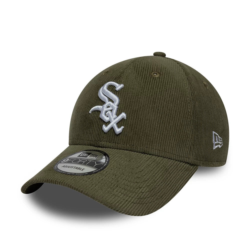 Chicago White Sox MLB Cord Green New Era 9FORTY Adjustable Cap, front view showing the white embroidered Sox logo on the structured green corduroy crown, with a curved visor and a 9FORTY size sticker, plus the New Era flag logo on the left side.