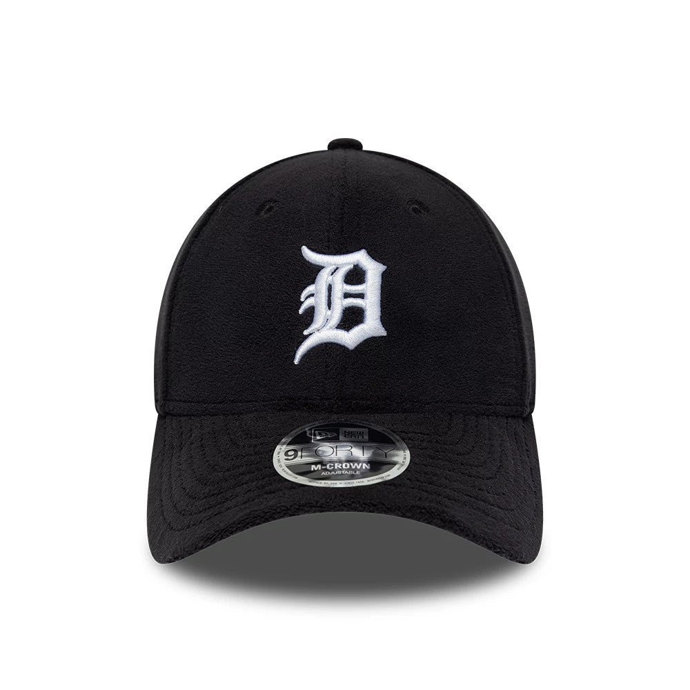 Detroit Tigers MLB Fleece Black New Era 9FORTY M-Crown Adjustable Cap, front view showing the raised white embroidered D logo on the structured black fleece crown, curved black visor, and 9FORTY size sticker on the centre.
