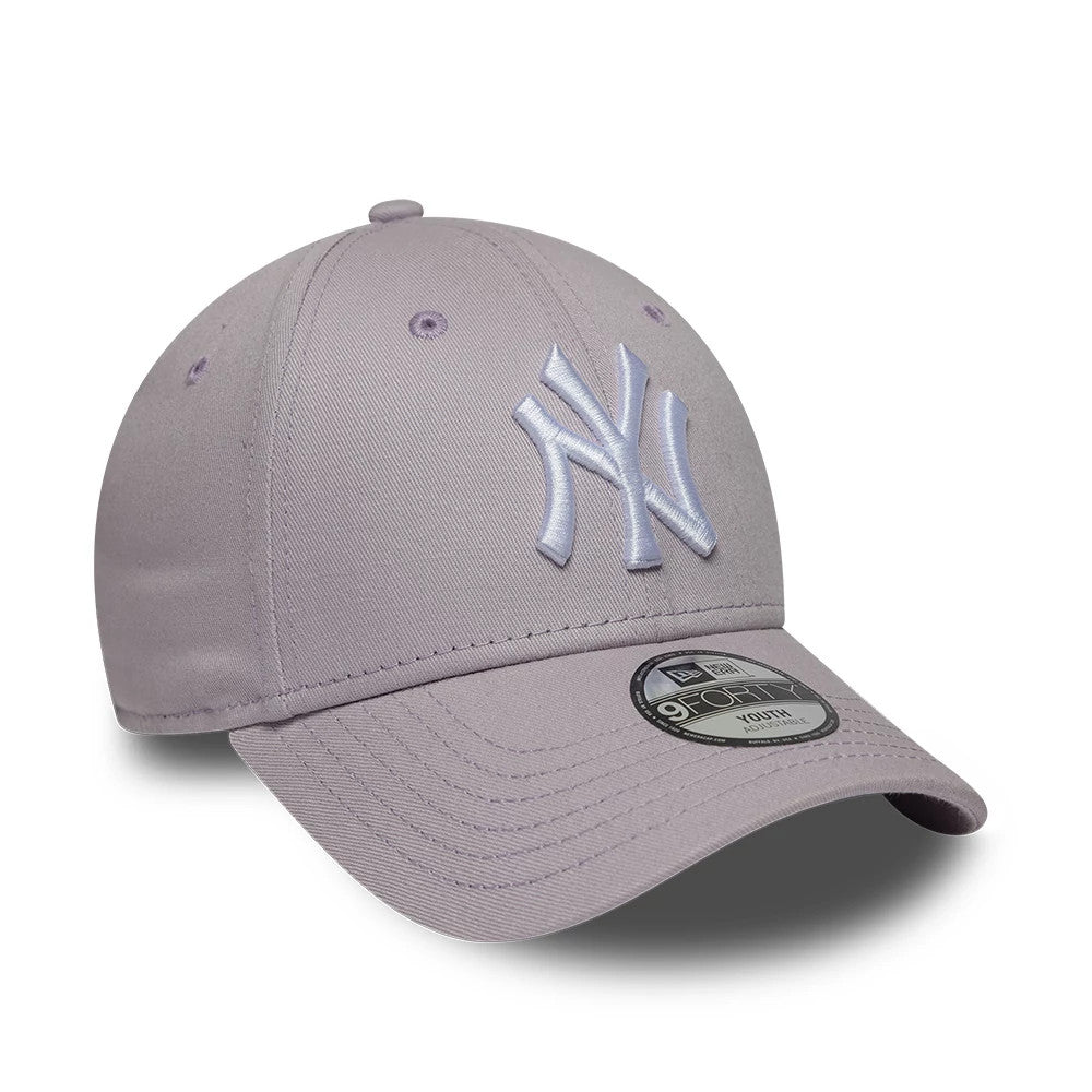 Yankees Youth MLB League Essential Pastel Purple New Era 9FORTY Adjustable Cap, front view showing the raised embroidered white NY logo on the structured purple crown, with matching eyelets, a curved visor and a 9FORTY size sticker.