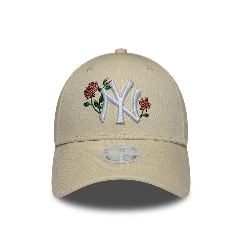 New York Yankees Womens MLB Rose Sequin Light Beige New Era 9FORTY Adjustable Cap, front view showing the white raised Yankees logo embroidered between red rose motifs on a light beige crown, with a 9FORTY size sticker on the curved visor.