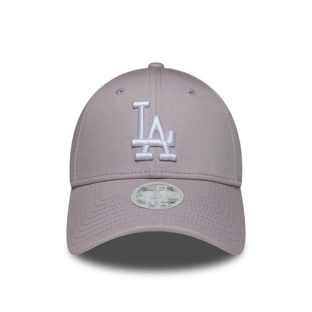 Dodgers Womens MLB League Essential Pastel Purple New Era 9FORTY Adjustable Cap, front view showing the white raised embroidered LA logo on the structured pastel purple crown, curved visor, and 9FORTY size sticker on the centre of the visor.